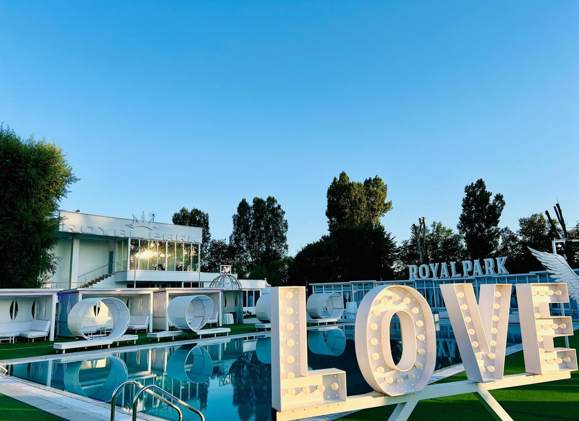 Отель Royal Park Complex Bascov Экстерьер фото